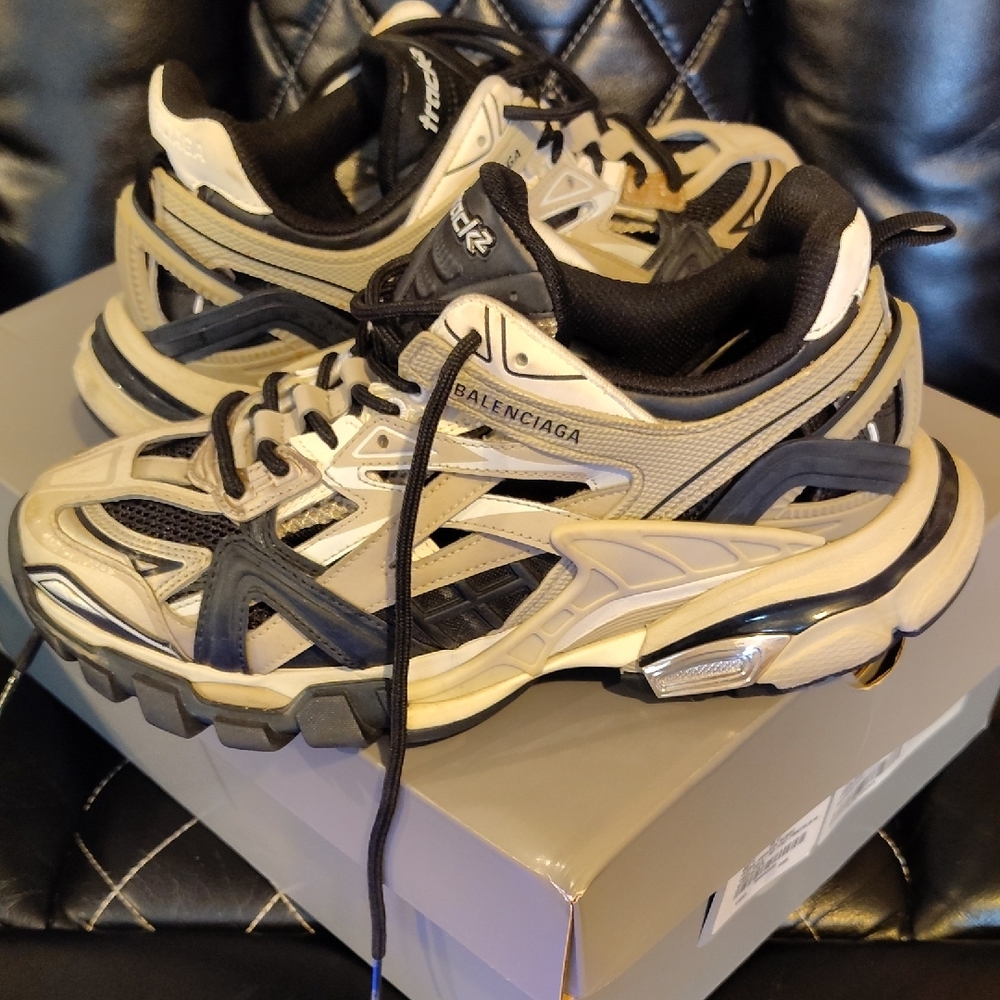 Balenciaga Men's Black and White Sneakers - Picture 2 of 3